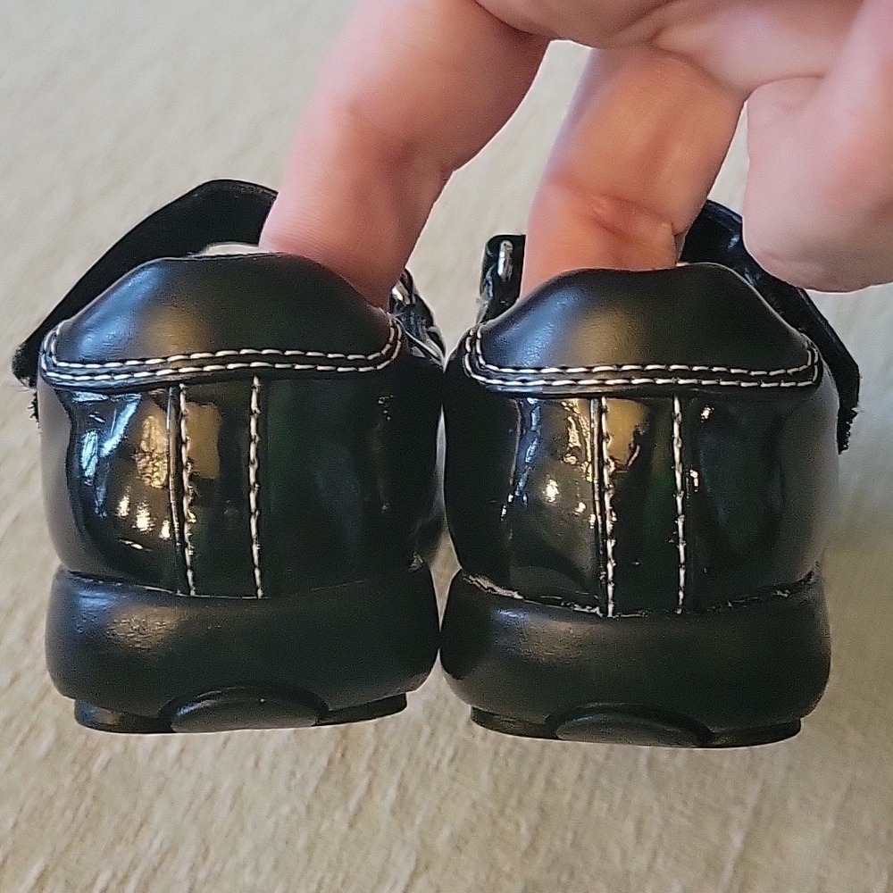 SMART STEP black patent leather mary jane shoes, hearts. Hook loop closure. 5W - Picture 2 of 6